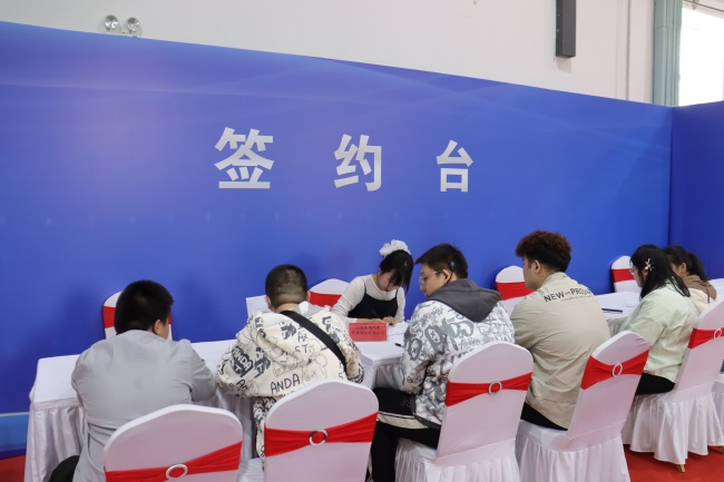 图为招聘会现场